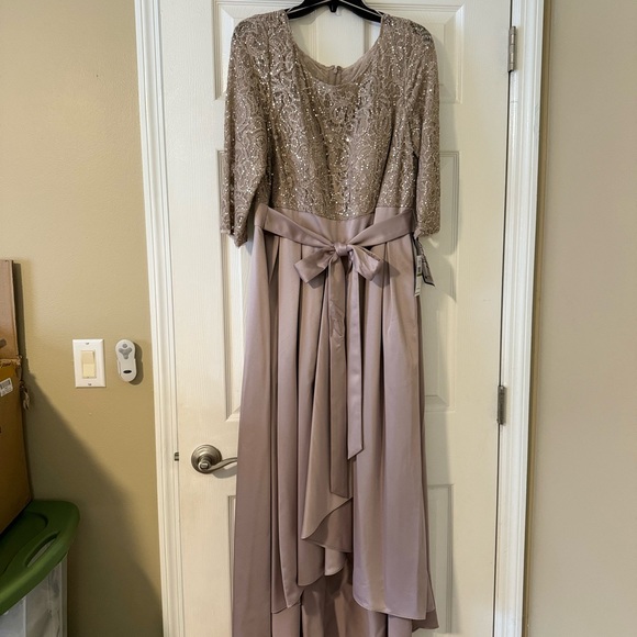 Alex Evenings Sequin Lace Mother of Bride/Groom Dress - Picture 4 of 9